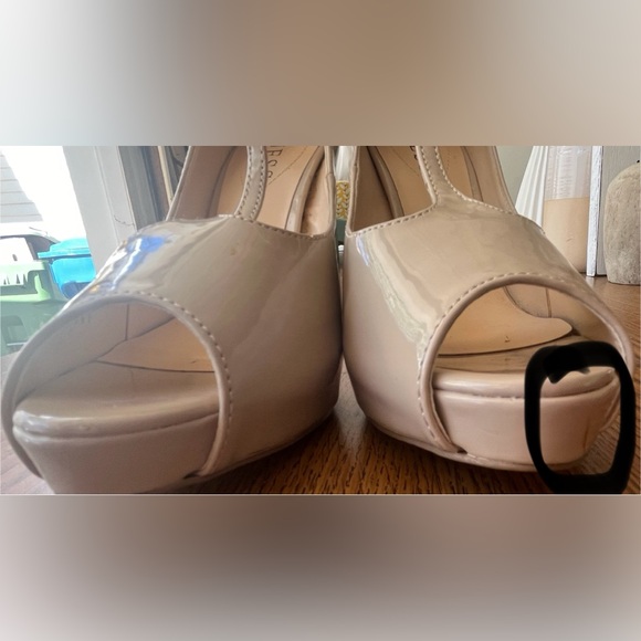 Guess Leather T Strapped and Ankle Strapped Heel, Size 8, EUC - Picture 5 of 12